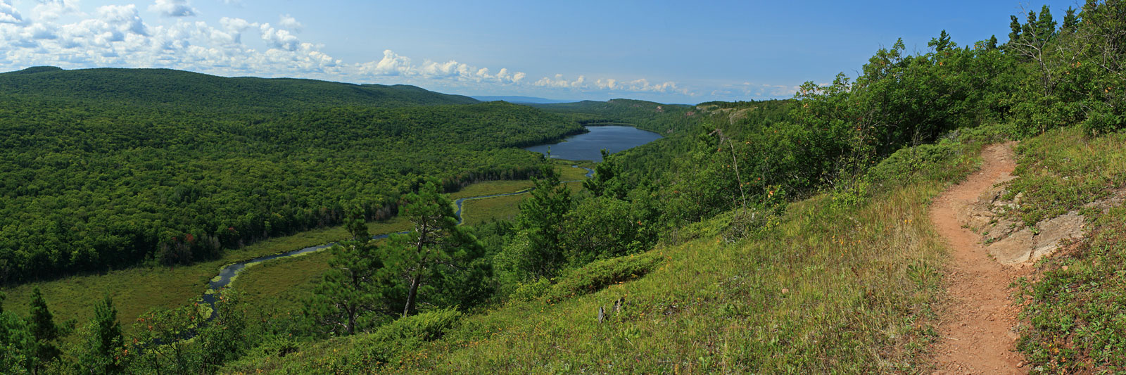 panoramic of the lake of the clouds from the escarpment trail